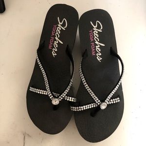 Sketchers yoga foam black sandal pumps